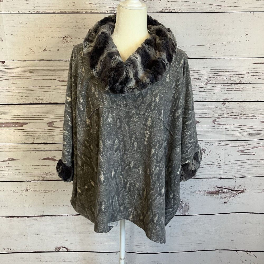 Vine Street Faux Fur Poncho Sweater‎ Womens One Size Gray Snake Print